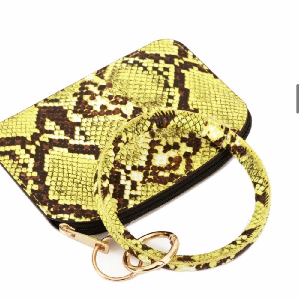 Ring wristlet wallet